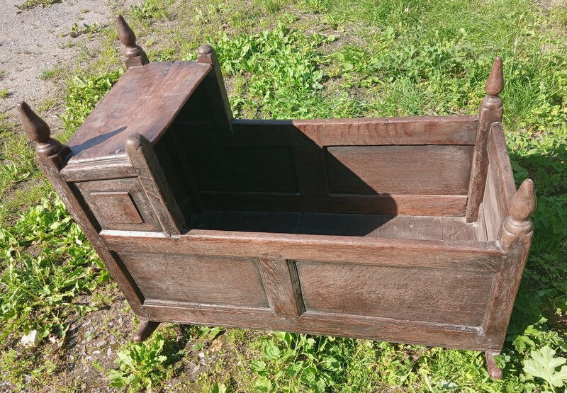 Rocking Cradle in oak 18th century