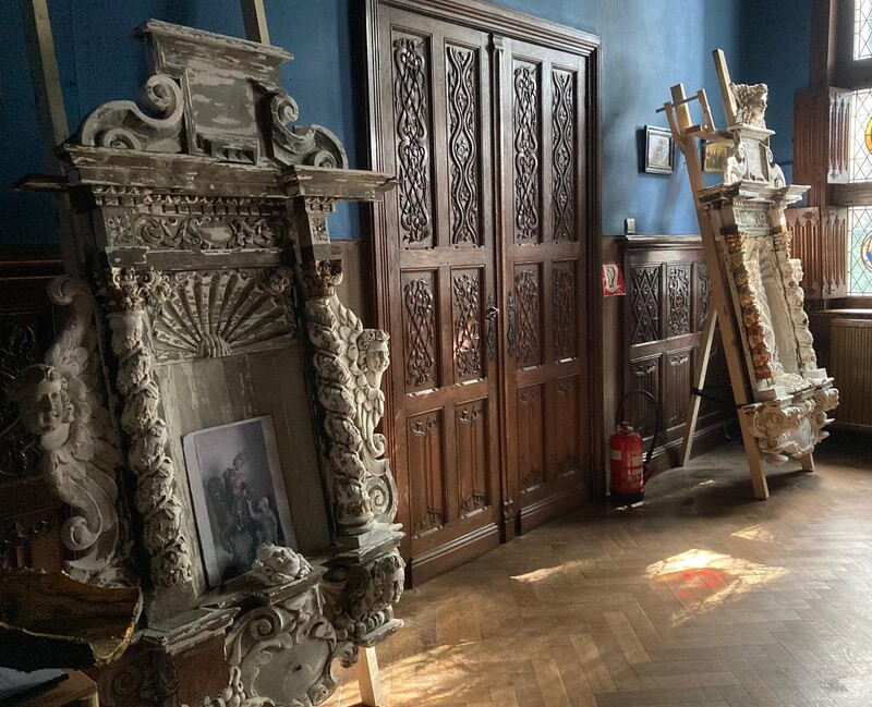 Two beautiful niches époque Baroque.